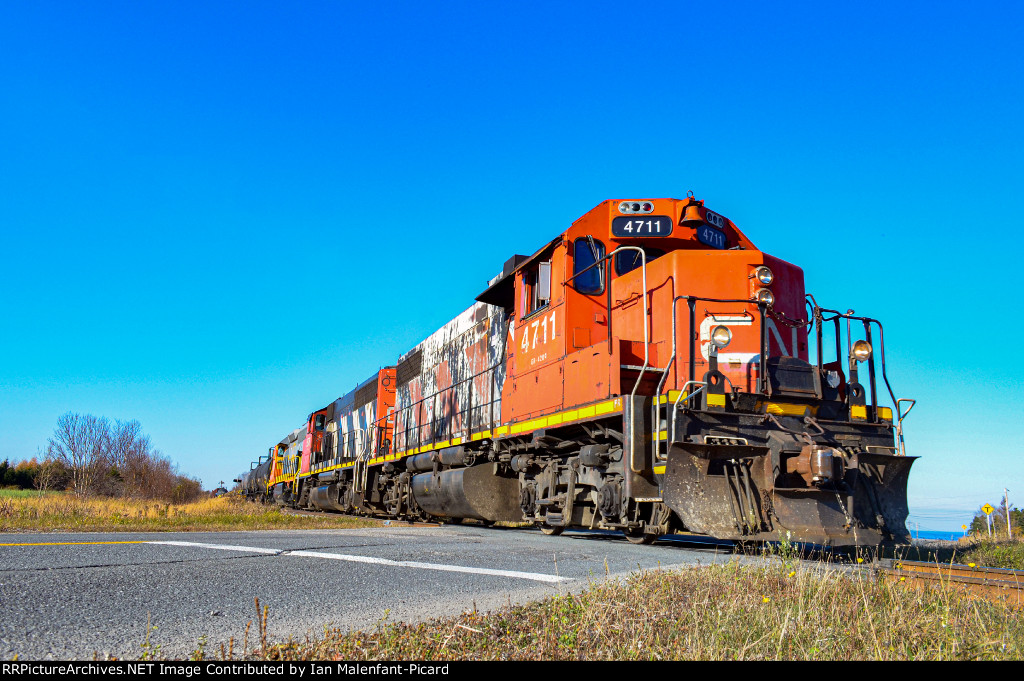 CN 4711 leads 561 at Athanase Road